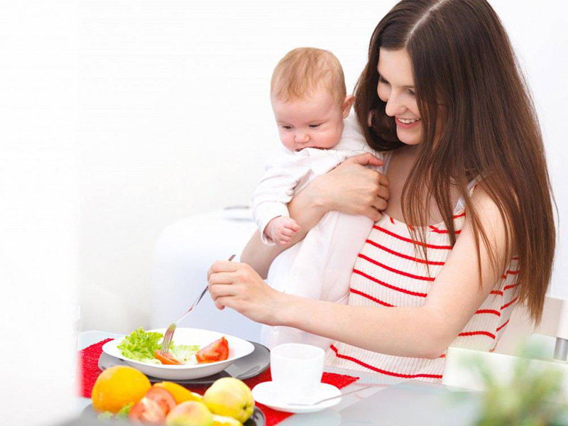 Mẹ sau sinh nên bổ sung đẩy đủ, đa dạng dinh dưỡng để phục hồi sức khỏe