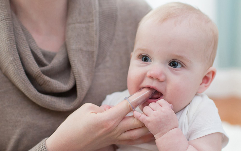 Sử dụng bàn chải cho trẻ sơ sinh để vệ sinh răng miệng thường xuyên cho bé