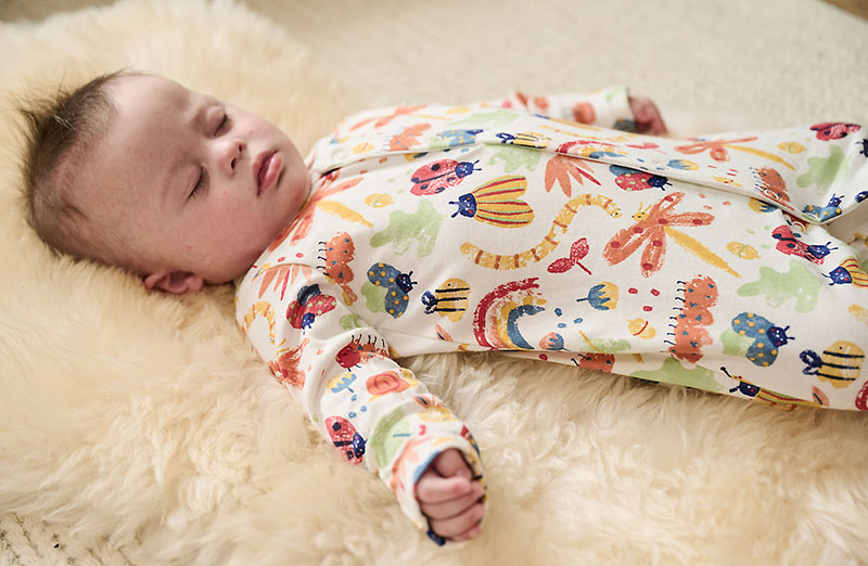 Nằm ngửa vẫn được xem là tư thế ngủ an toàn nhất cho trẻ sơ sinh