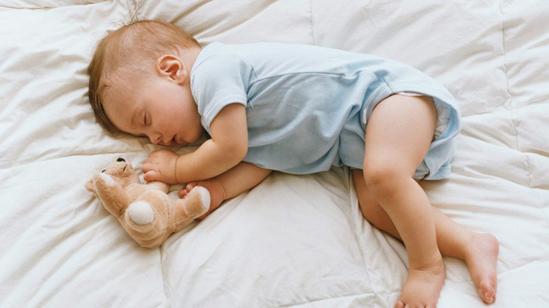 Tư thế trẻ sơ sinh nằm nghiêng khi ngủ tiềm ẩn một số nguy cơ cho sức khỏe bé